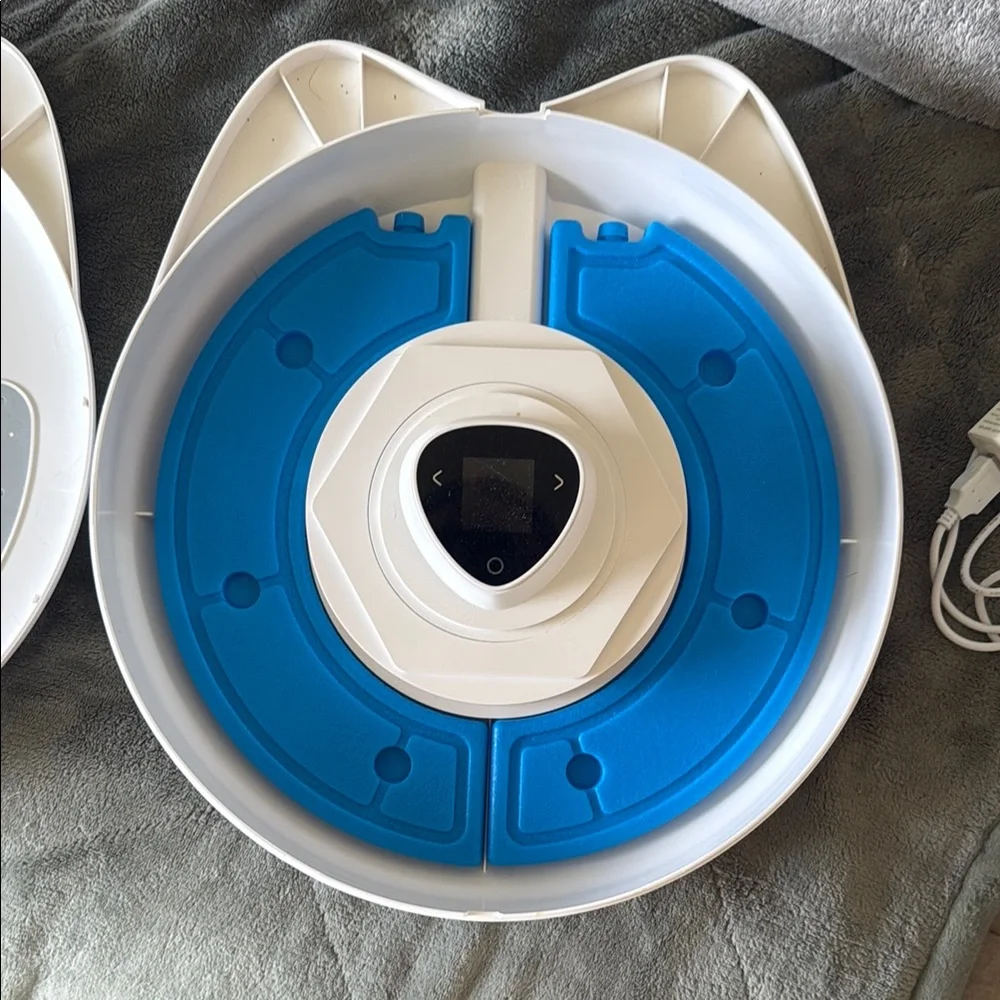 Pixi catit White Cat Feeder with Gray Accents